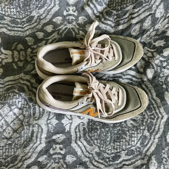 Green new balance athletic shoes - Picture 2 of 2